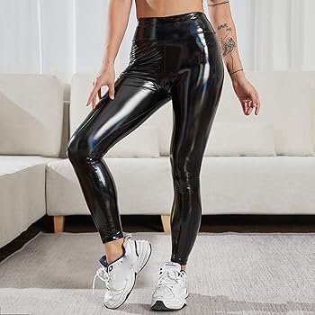 Un legging en vinyle noir de la marque amisu