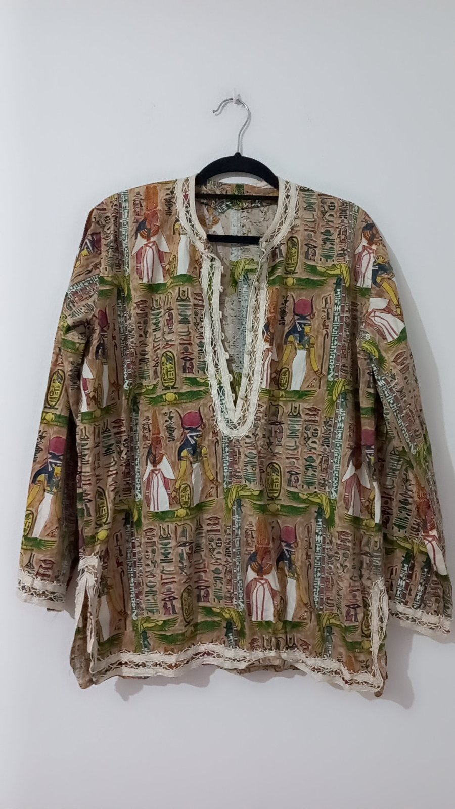 Tunique vintage des années 80, probablement en viscose, arbore un motif d'inspiration égyptienne unique avec des pharaons et des hiéroglyphes