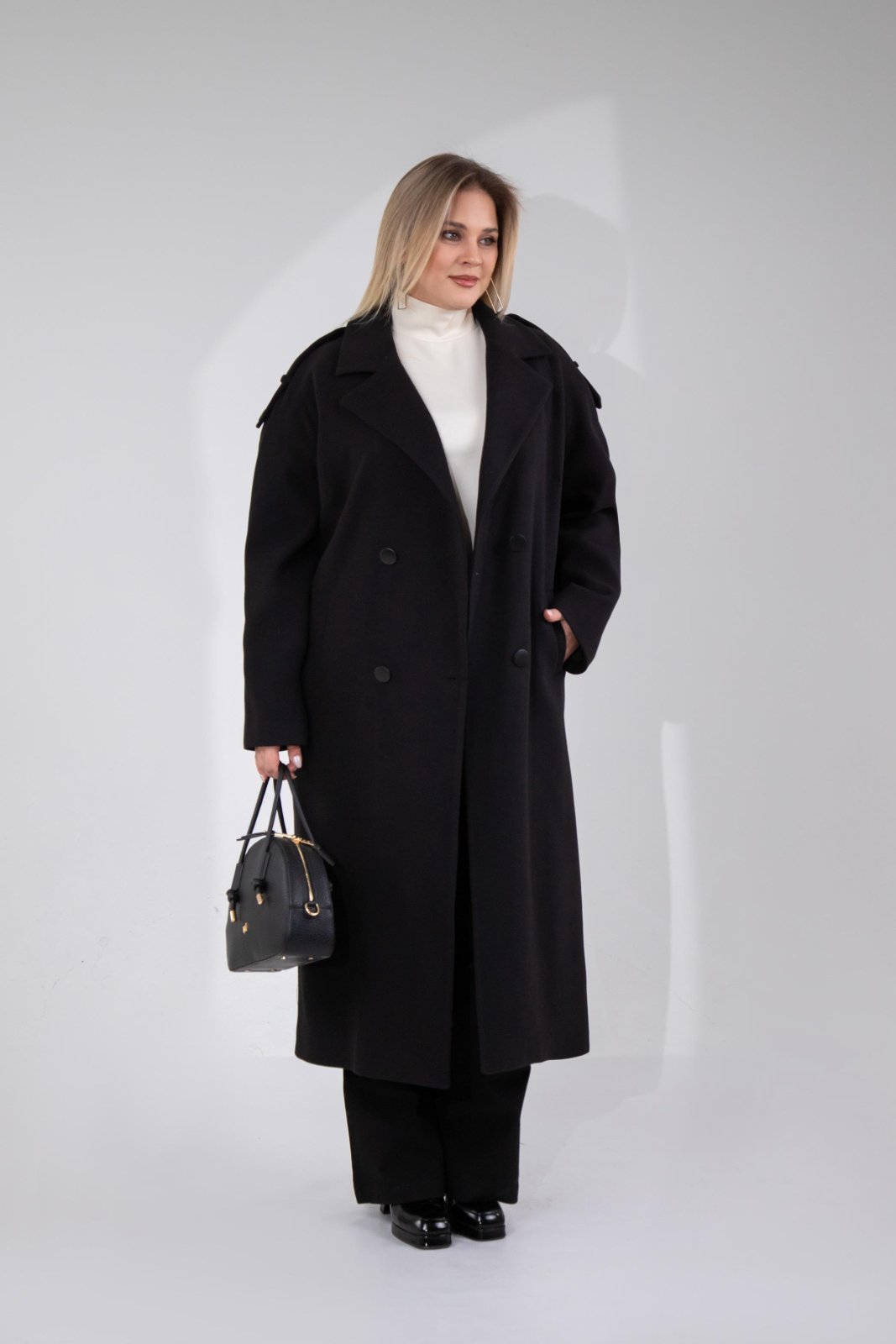 Un long manteau en cashmere noir foncé à double boutonnage en velour et col velour détails très chic état neuf 42/44