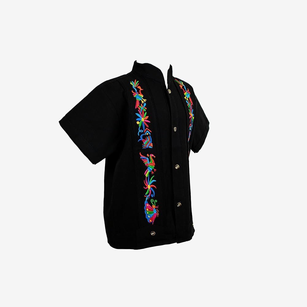 Chemise est une guayabera mexicaine traditionnelle noire, caractérisée par une broderie florale colorée distinctive sur le panneau latéral