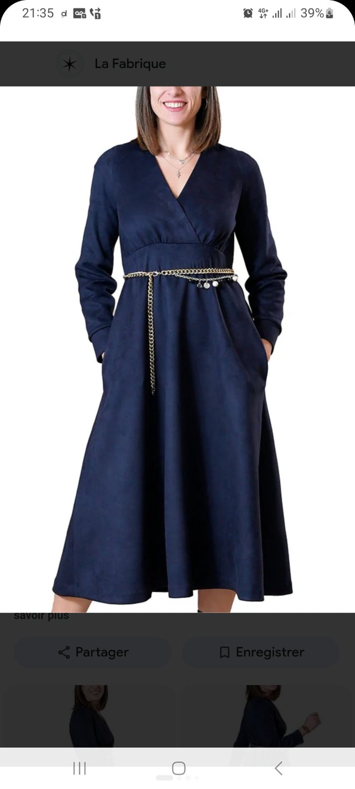 Robe chic à col en V, caractérisée par un tissu fluide et confortable, souvent proposée par des boutiques comme Paris Fashion Shops. 