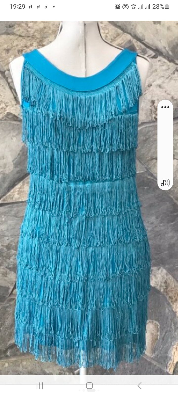 Robe à franges de style H&M se distingue par sa couleur bleu canard vibrante et sa coupe Charleston vintage