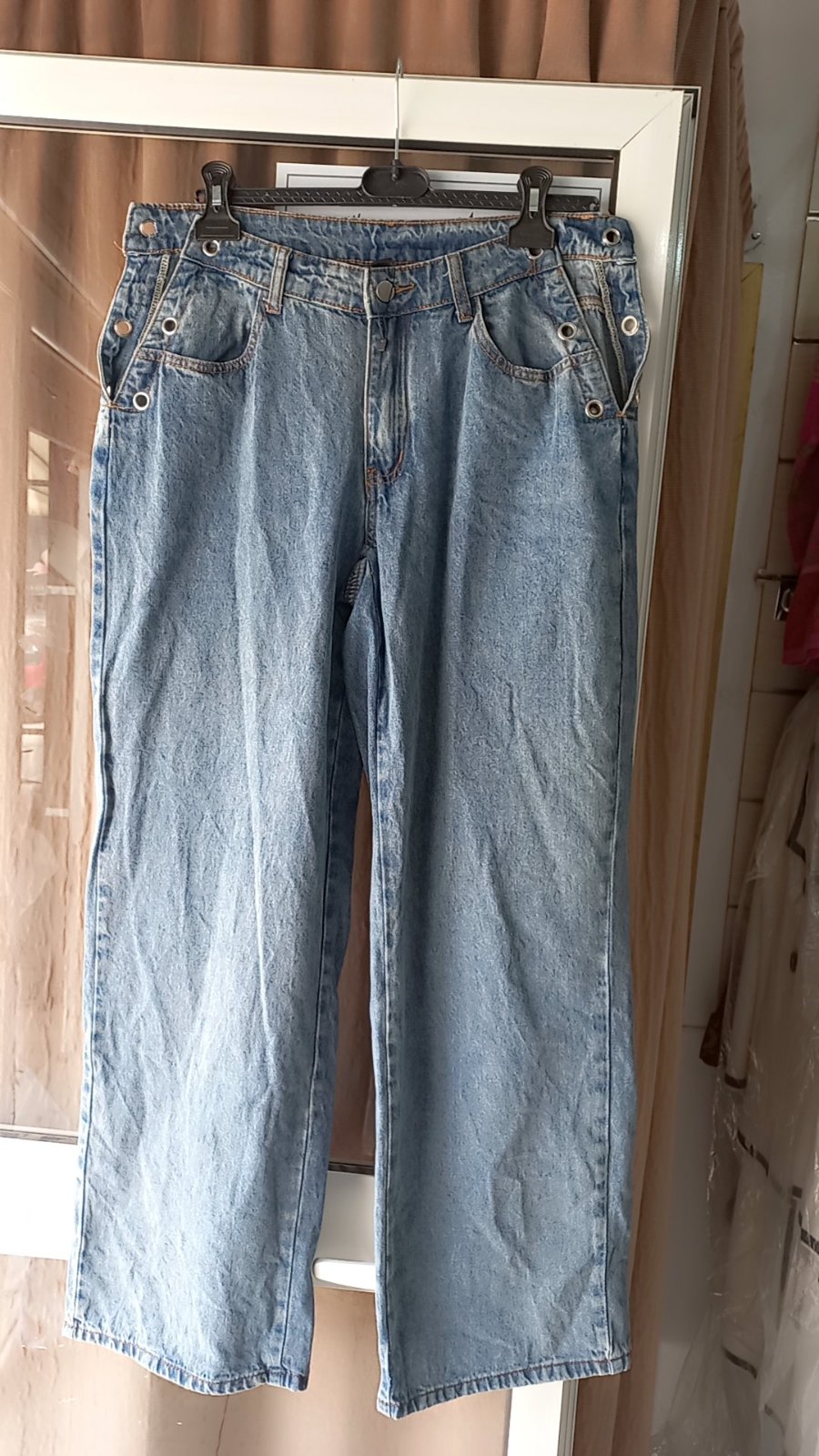 Jeans large femme nagso ta3mlo 5yout f les 2 côté si nn état neuf 