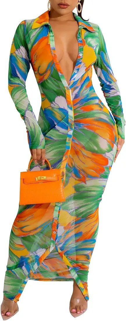 Robe longue de marque Blueek présente un motif imprimé multicolore abstrait sur un tissu en maille transparente.