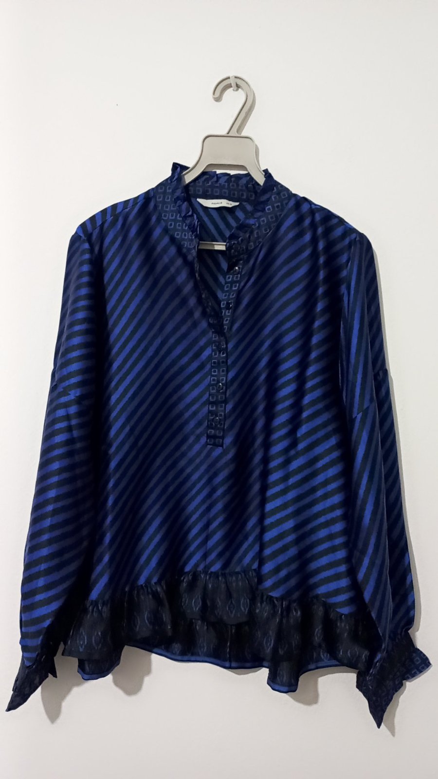  blouse de la marque Pigalle présente un motif à rayures diagonales bleues et noires avec une bordure en dentelle contrastée 40/42 kan moch poitrine fort tlbess 42