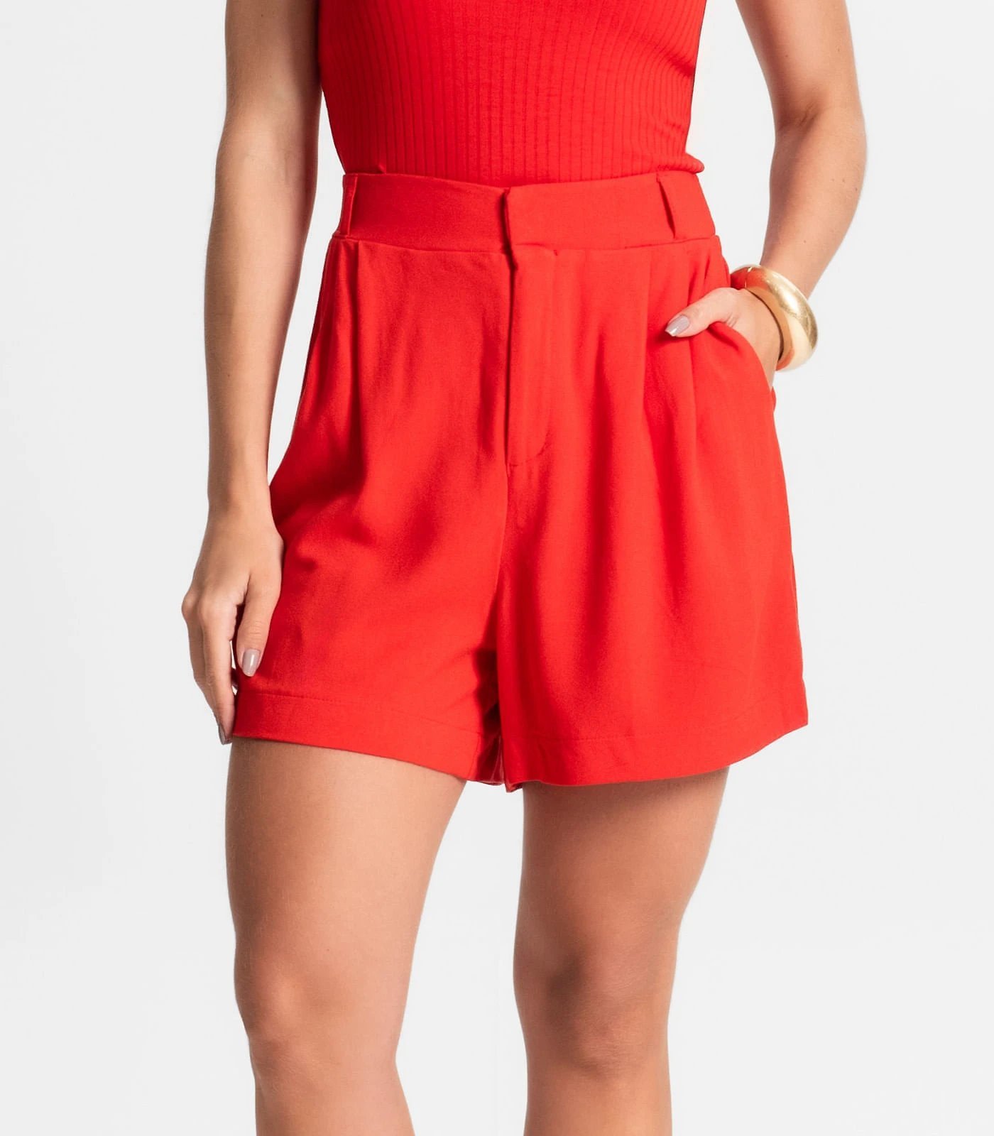 Short rouge vif présente une coupe ample et des détails plissés, rappelant des modèles de marques comme MAX&Co