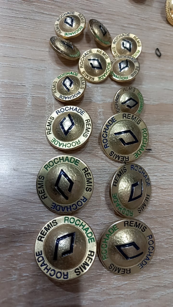 14 boutons doré 