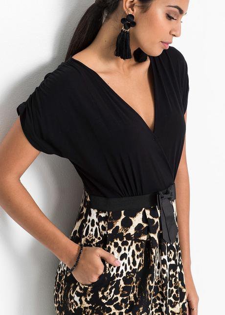 Une Bodyflirt noire et léopard avec un col en V et un nœud à la taille