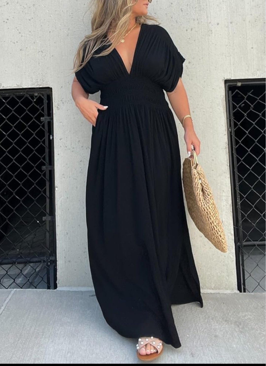  robe longue  maxi noire à col en V avec une taille smockée et des manches chauve-souris