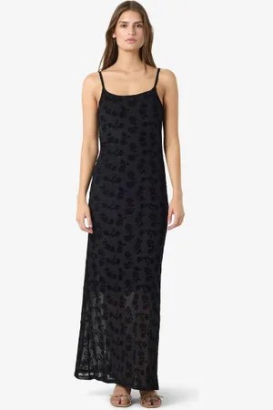 Robe longue noire de chez Pieces présente un motif dévoré texturé et une coupe caraco transparente.