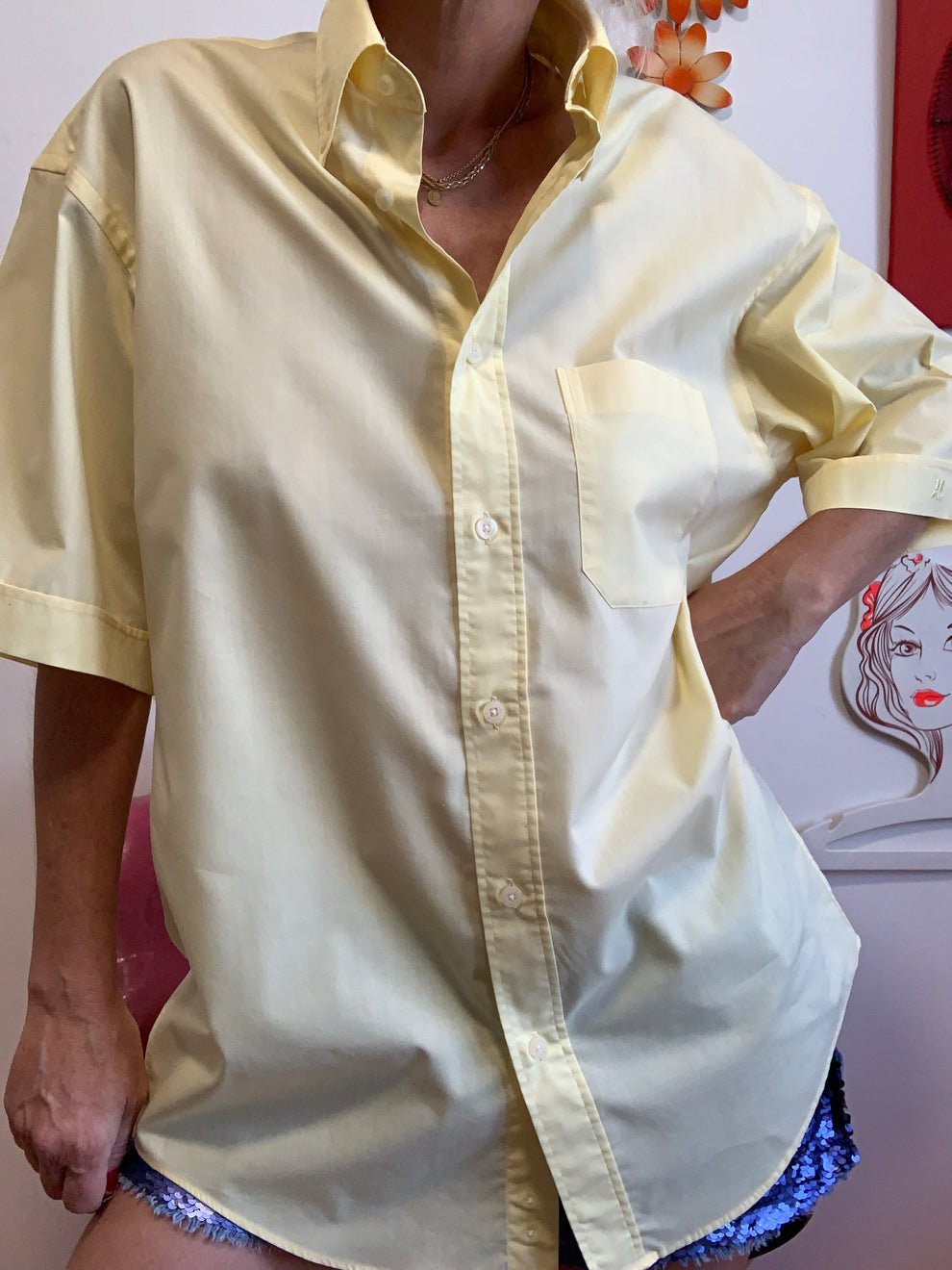 Chemise jaune à manches courtes semble être un modèle décontracté