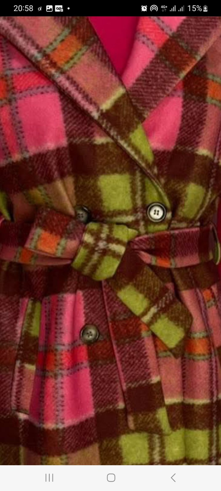 Manteau long pour femme présente un motif à carreaux multicolores dans des tons de rose, de vert et de marron.