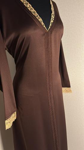 Une abaya marron de style décontracté, souvent adaptée pour la maison ou des occasions formelles ylbass 40/42