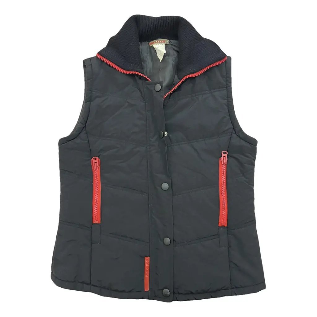  gilet matelassé réversible noir avec des fermetures éclair rouges. 