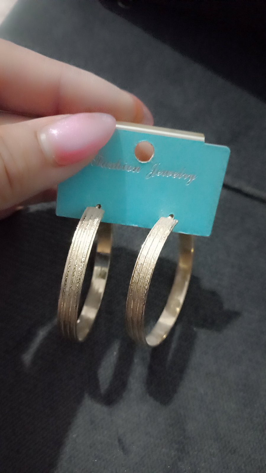 Un lot de 2 boucles d'oreilles 