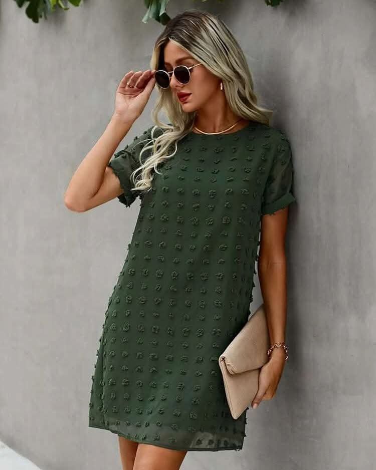 Une robe vert olive avec des pois en relief, souvent appelée robe "Swiss dot" ou à pois brodés