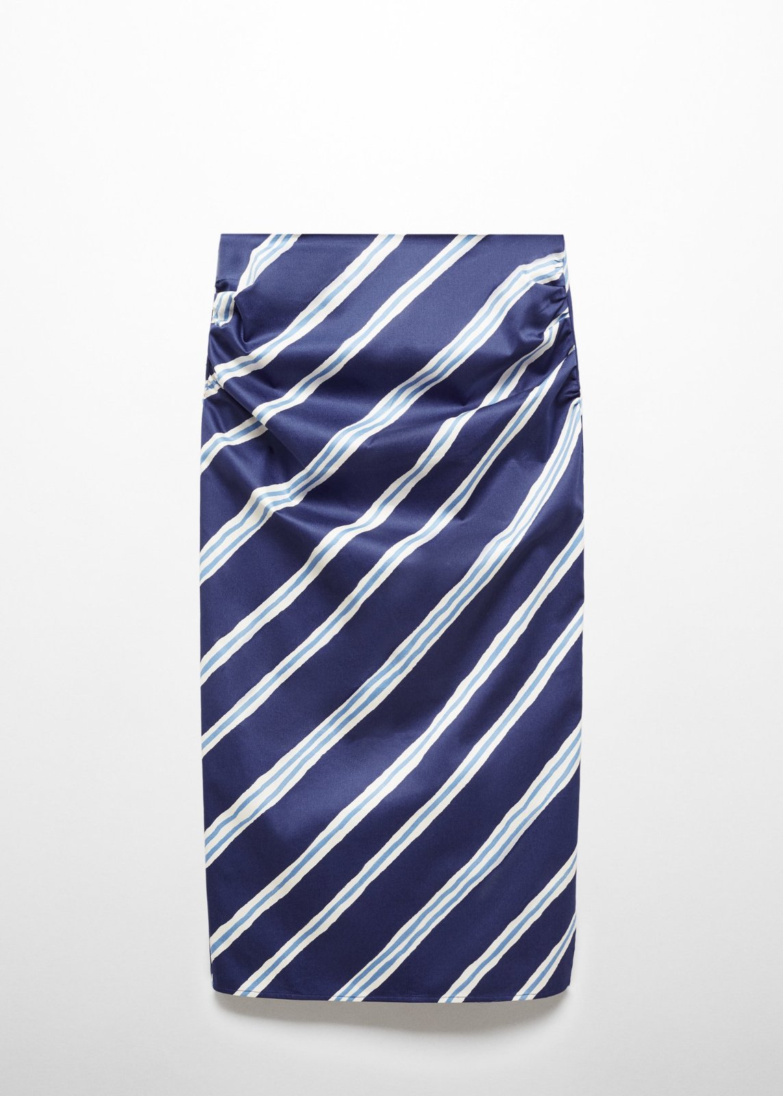 Une jupe midi à rayures de la marque Mango. 