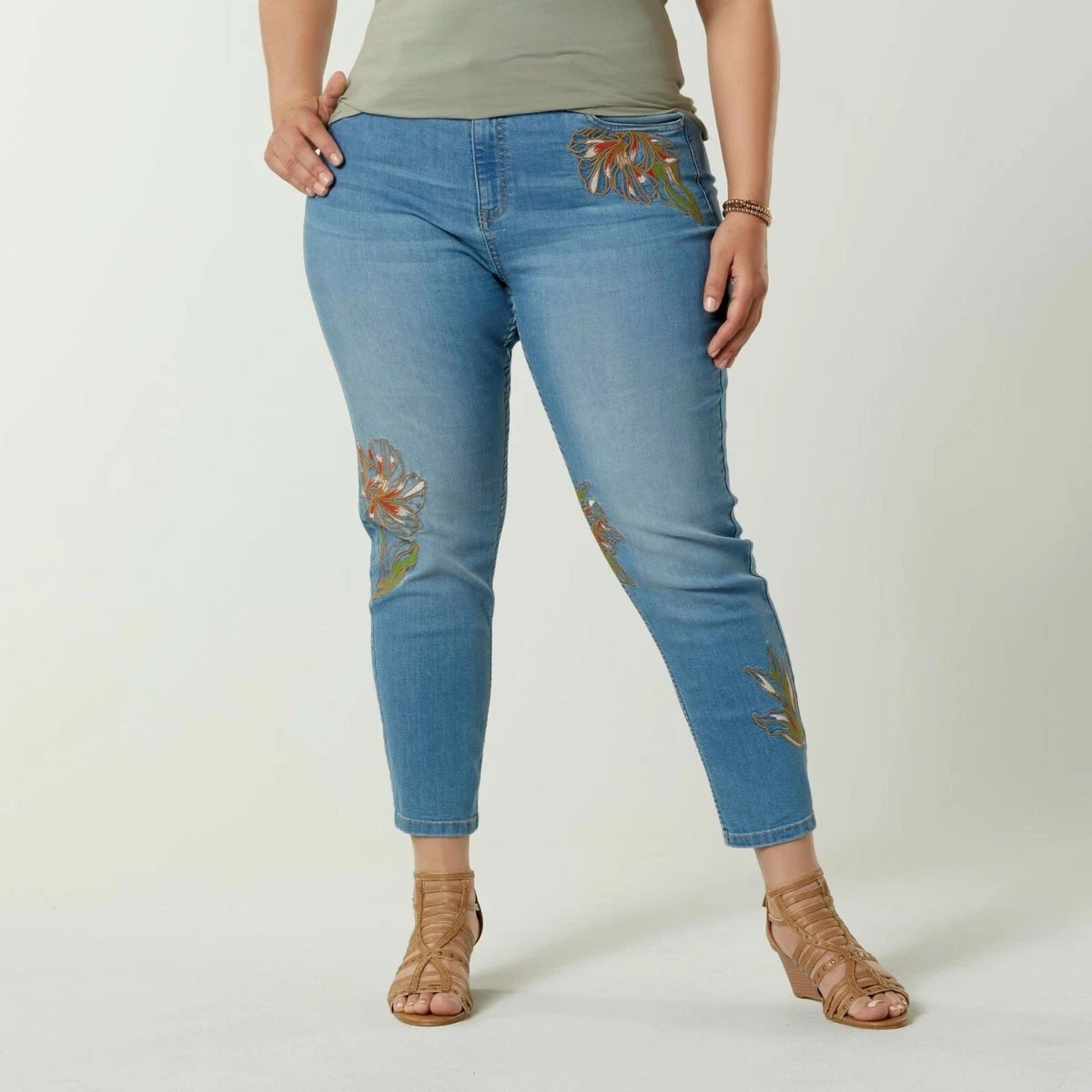 'un jean Tommy Bahama modèle Tema Slim Boyfriend avec accent imprimé floral
