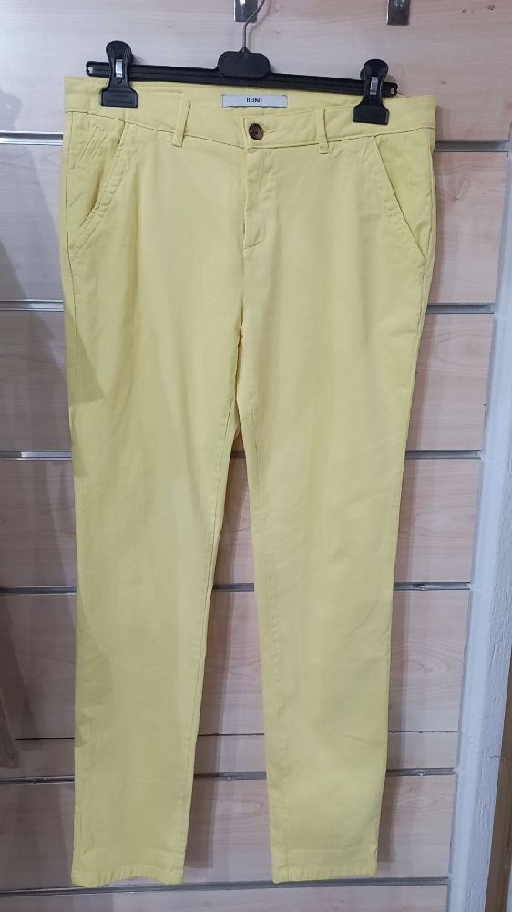 Pantalon jeans taille 40 +chemise cadeau jaune clair taille 40 