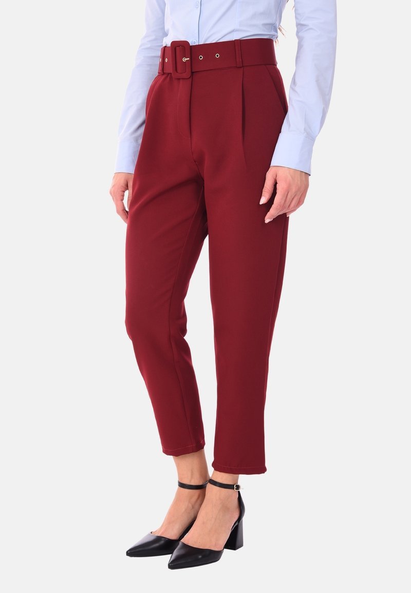 Un pantalon crayon décontracté de couleur bordeaux
