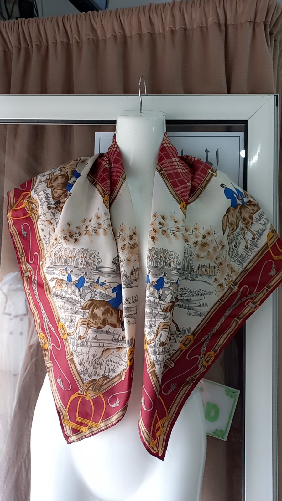 Foulard est un carré en soie de la marque de luxe Hermès, un accessoire iconique souvent recherché par les collectionneurs. 