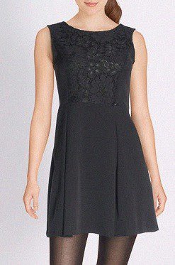 Robe est une robe de soirée noire de la marque Only avec un bustier en dentelle. 