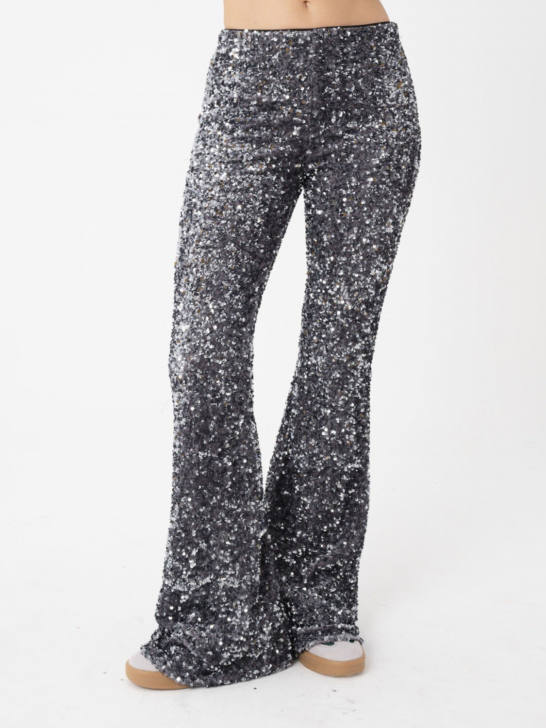Pantalon évasé à sequins scintillants gris est signé Pull&Bear