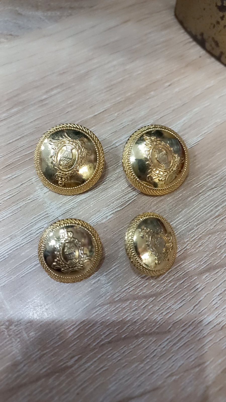 4 boutons métal doré 