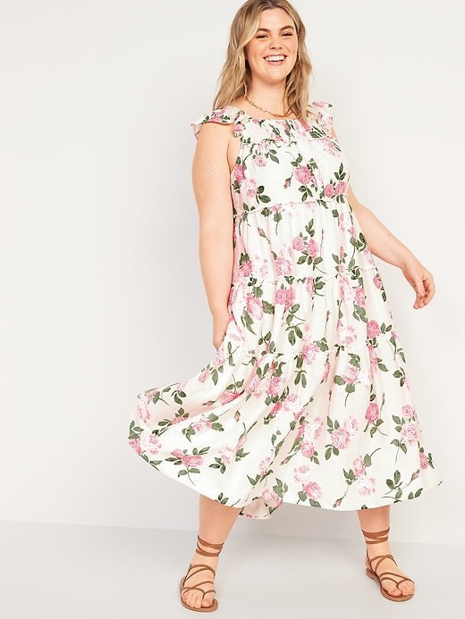 Robe maxi Old Navy présente un imprimé floral rose et vert sur un fond crème avec un corsage smocké