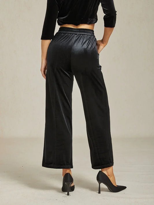 Pantalon noir large en satin de Guess présente une coupe décontractée et une taille mi-haute
