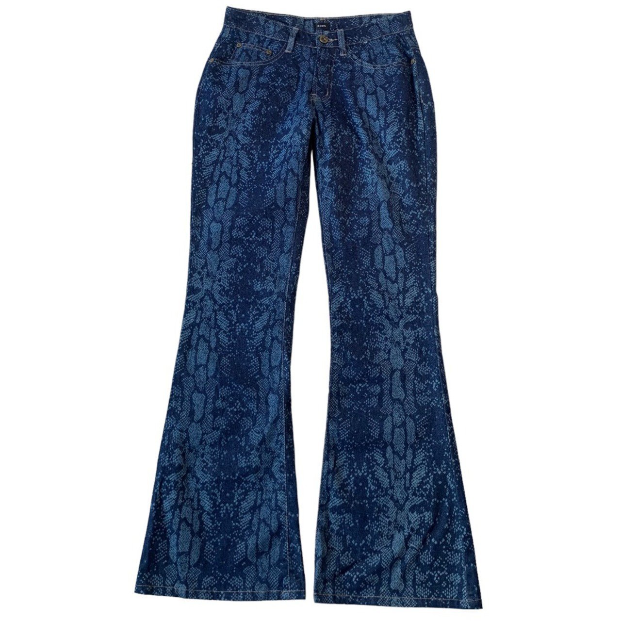D'un jean flare à motif python de la marque BDG Urban Outfitters.