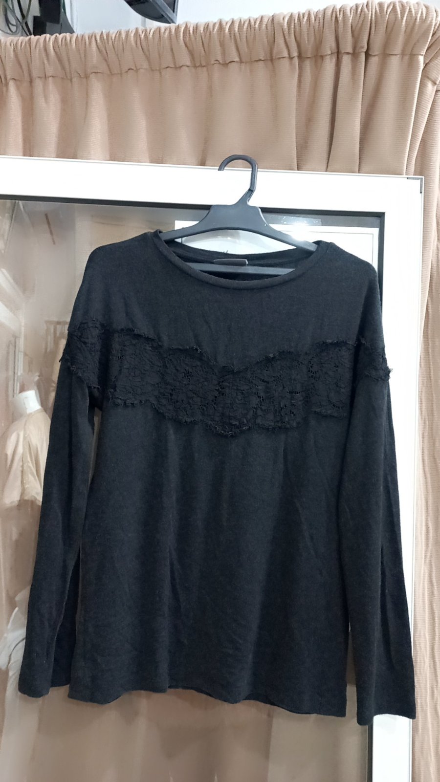 Pull-over de marque ONLY, modèle CARLIZZY, caractérisé par sa couleur noire et ses détails en dentelle sur la poitrine