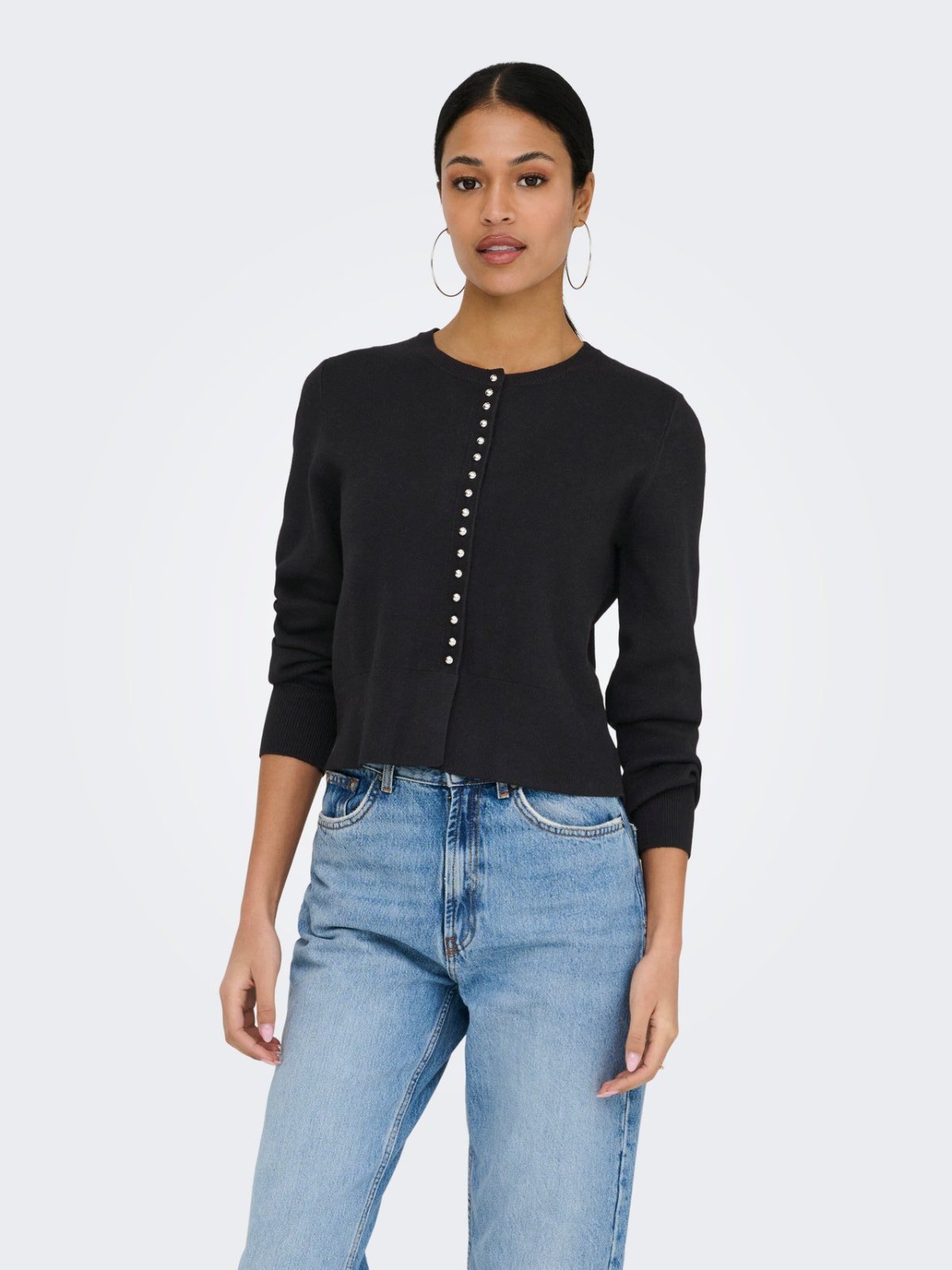 Un gilet cardigan noir à boutons-pression