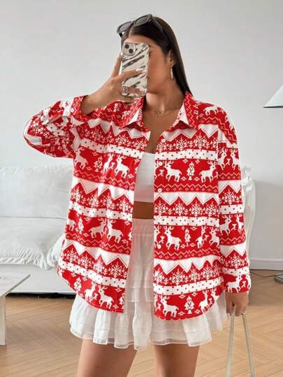 Une chemise à manches longues en velours côtelé rouge et blanc avec un motif de rennes et de flocons de neige