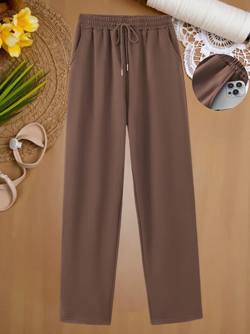 Pantalon de type jogging ou décontracté de couleur taupe, avec une taille élastique et un cordon de serrage, 
