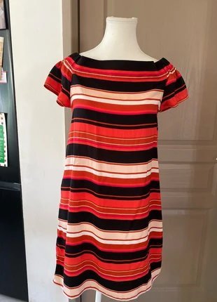 Robe est une tunique à rayures multicolores de la marque Camaïeu. 
