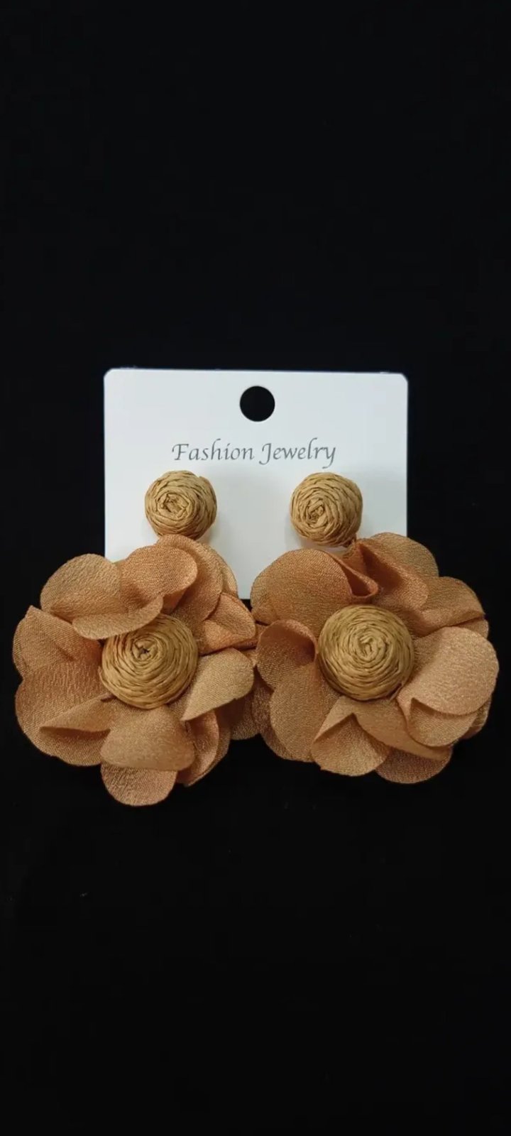 Boucles d'oreilles fantaisie en forme de fleur marron sont fabriquées en tissu léger, idéal pour un look estival.