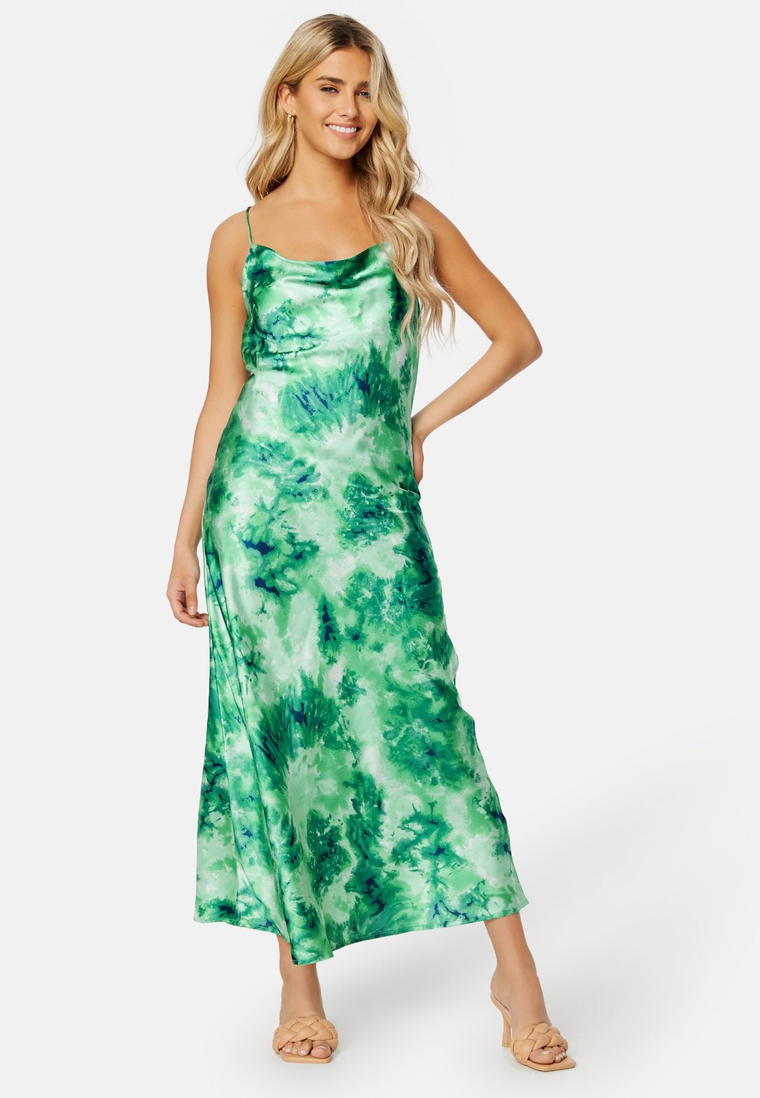 Robe mi-longue en satin vert et blanc à imprimé tie-dye de chez Object Collectors Item se distingue par son décolleté bénitier élégant et ses fines bretelles croisées dans le dos