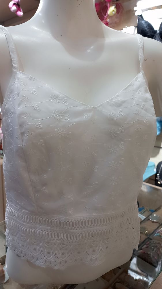 Débardeur blanc broderie taille mal noté 
