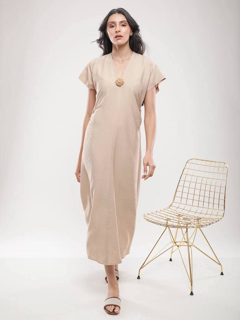 Robe beige de la marque Vizaviz est une pièce décontractée et élégante gamraya berda thabel twila bil behi kif photo tjini ena 175 