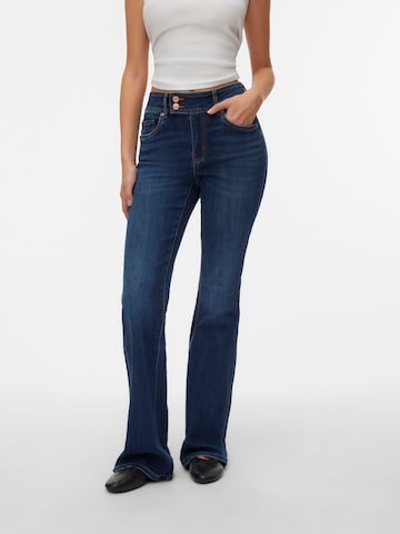 Un jean de type bootcut de la marque American Eagle. Ce modèle se caractérise par une coupe ajustée aux hanches et aux cuisses, qui s'évase légèrement à partir du genou jusqu'à la cheville, offrant une grande flexibilité et un confort proche du jogging. 