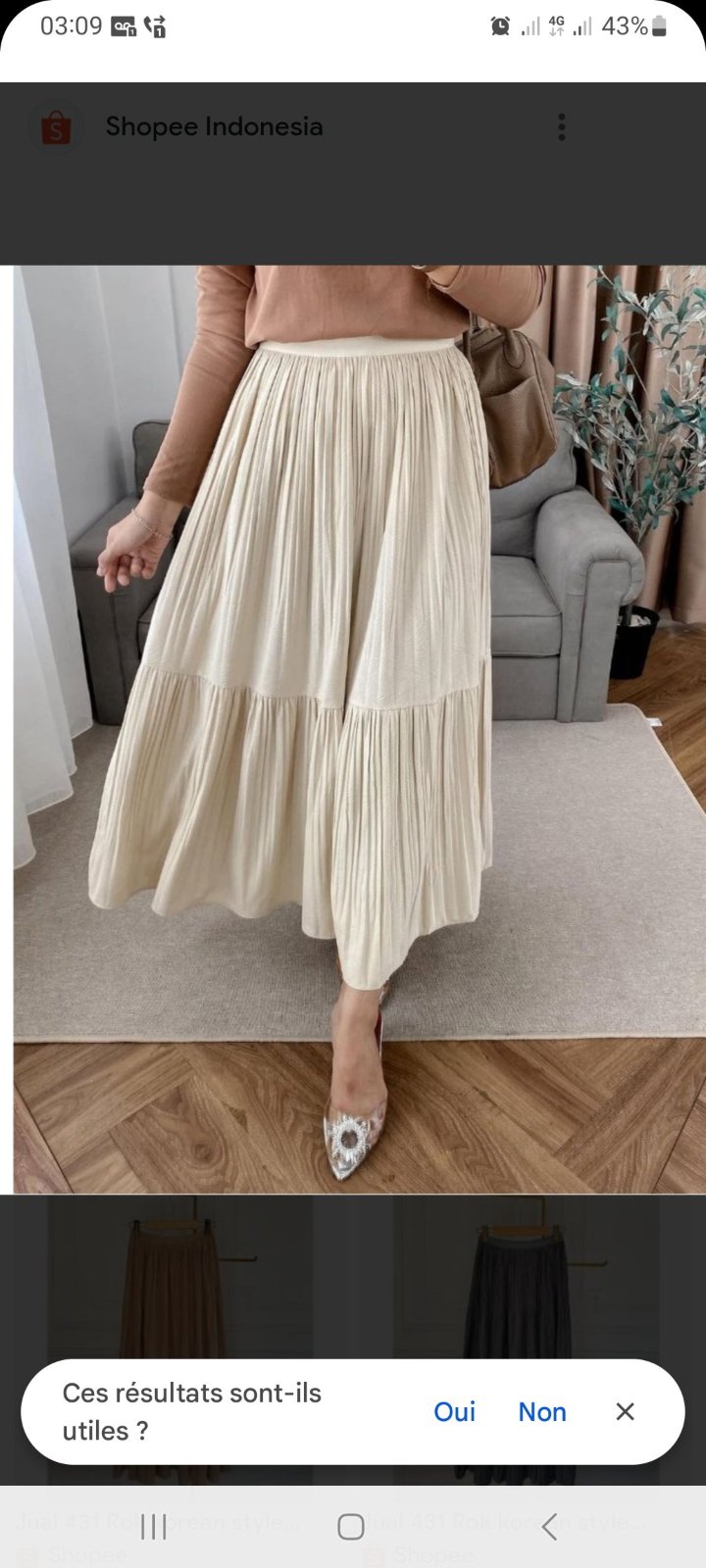 Une jupe longue plissée de couleur beige  veloutée tres lisse  a une taille haute élastique et une structure à deux niveaux ou "étages", ce qui lui confère une coupe évasée en forme de A ylabess min 36 hata 40 élastiqué velour souple qualité raw3a