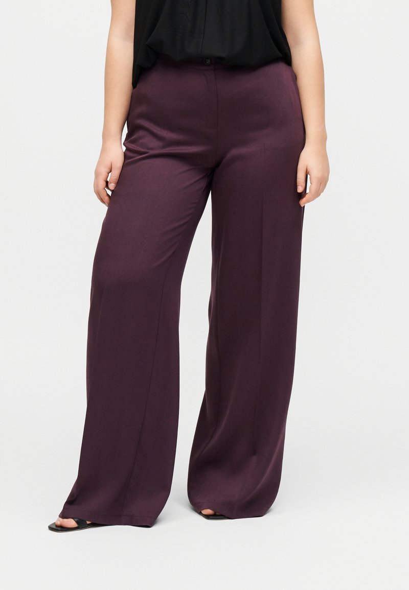 Un pantalon de couleur bordeaux avec un motif à pois microscopique taille mal noté ylbess 38 fort