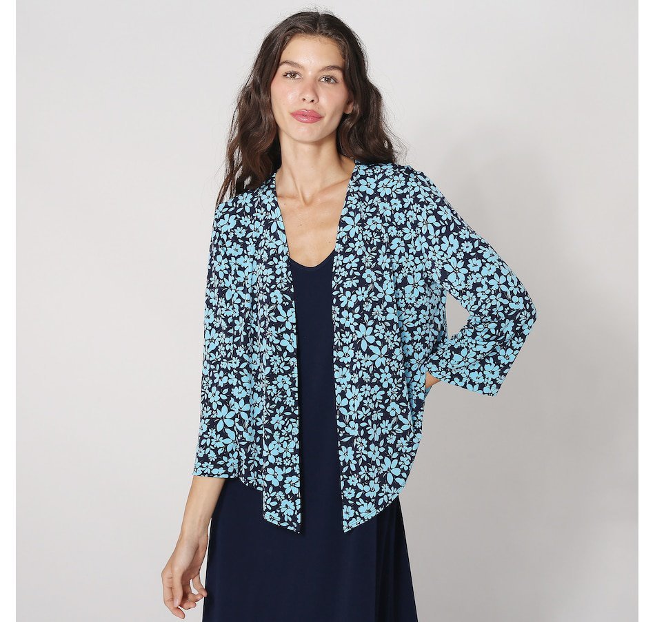 Blouse Alexon bleu clair est ornée d'un motif floral sombre