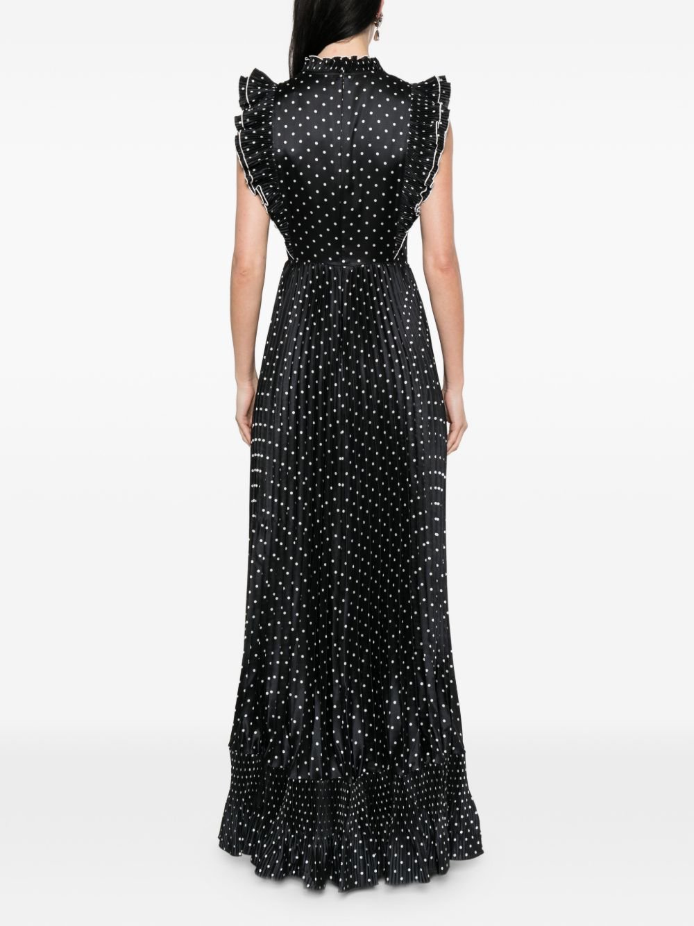 Robe noire à pois blancs est une pièce élégante dotée de manches à volants. 