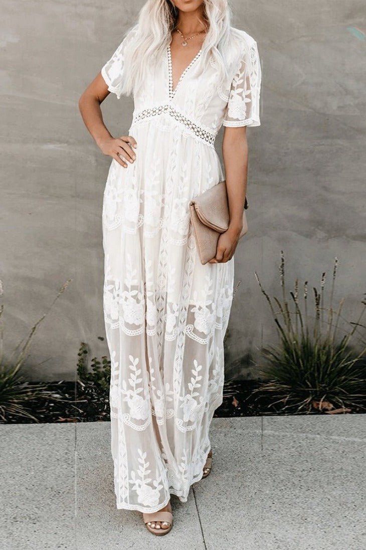 Robe longue bohème en dentelle nude et blanche est idéale pour les occasions romantiques.