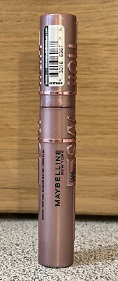  Mascara Sensational Sky High maynline  présente une teinte rose métallique distinctive avec une brosse flexible conçue pour allonger et définir chaque cil.