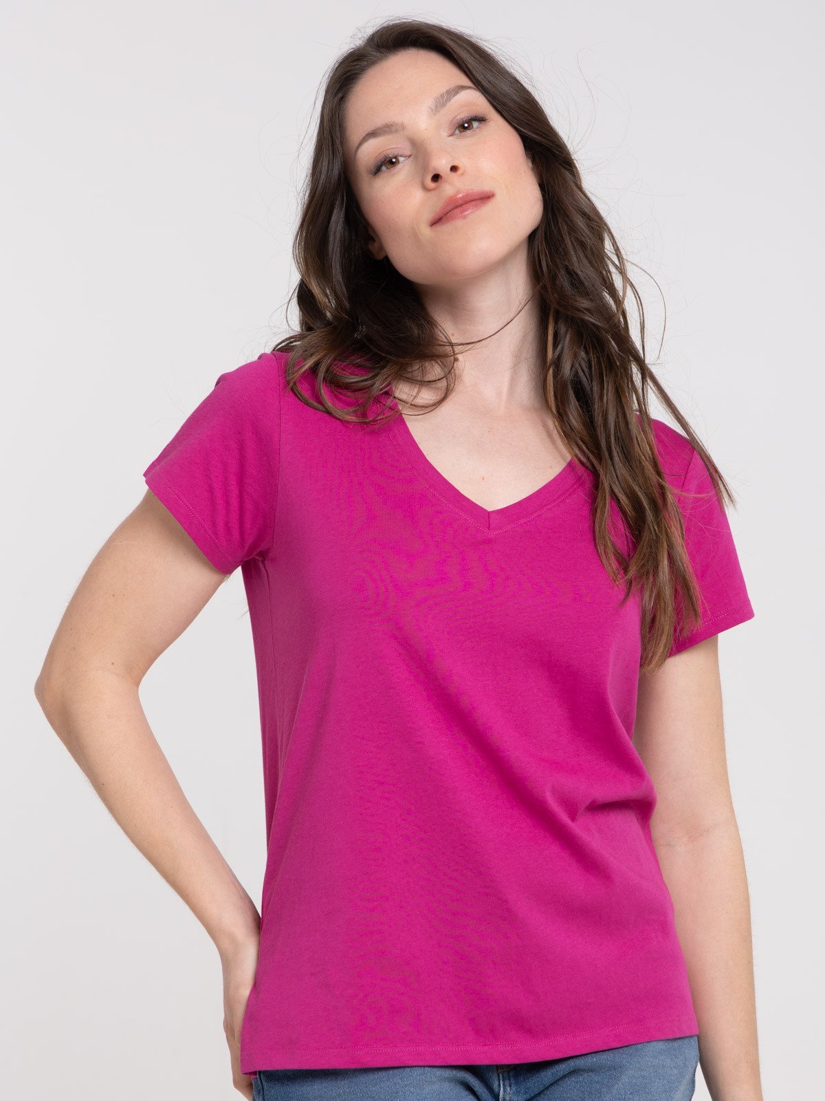 Un t-shirt basique pour femme à manches courtes et col rond de couleur fuchsia ou rose vif.    
