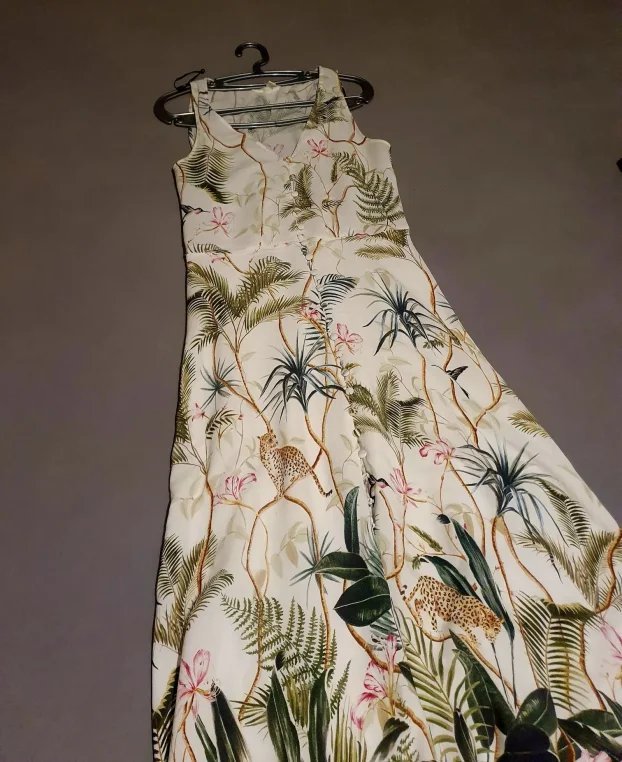Robe H&M présente un motif safari tropical et est boutonnée sur le devant fiha trace marqueur lazemha gasla fil pressing