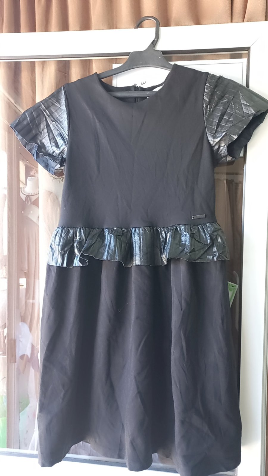 Une robe noire à sequins  et détails en cuir pour fille de marque meilisa bai taille 10/ 12